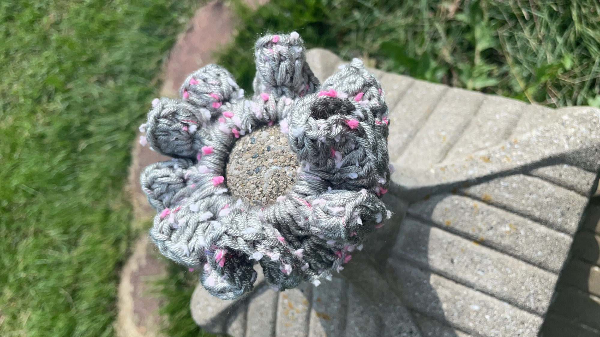 Handmade gray crochet scrunchie with pink speckles, made by Els