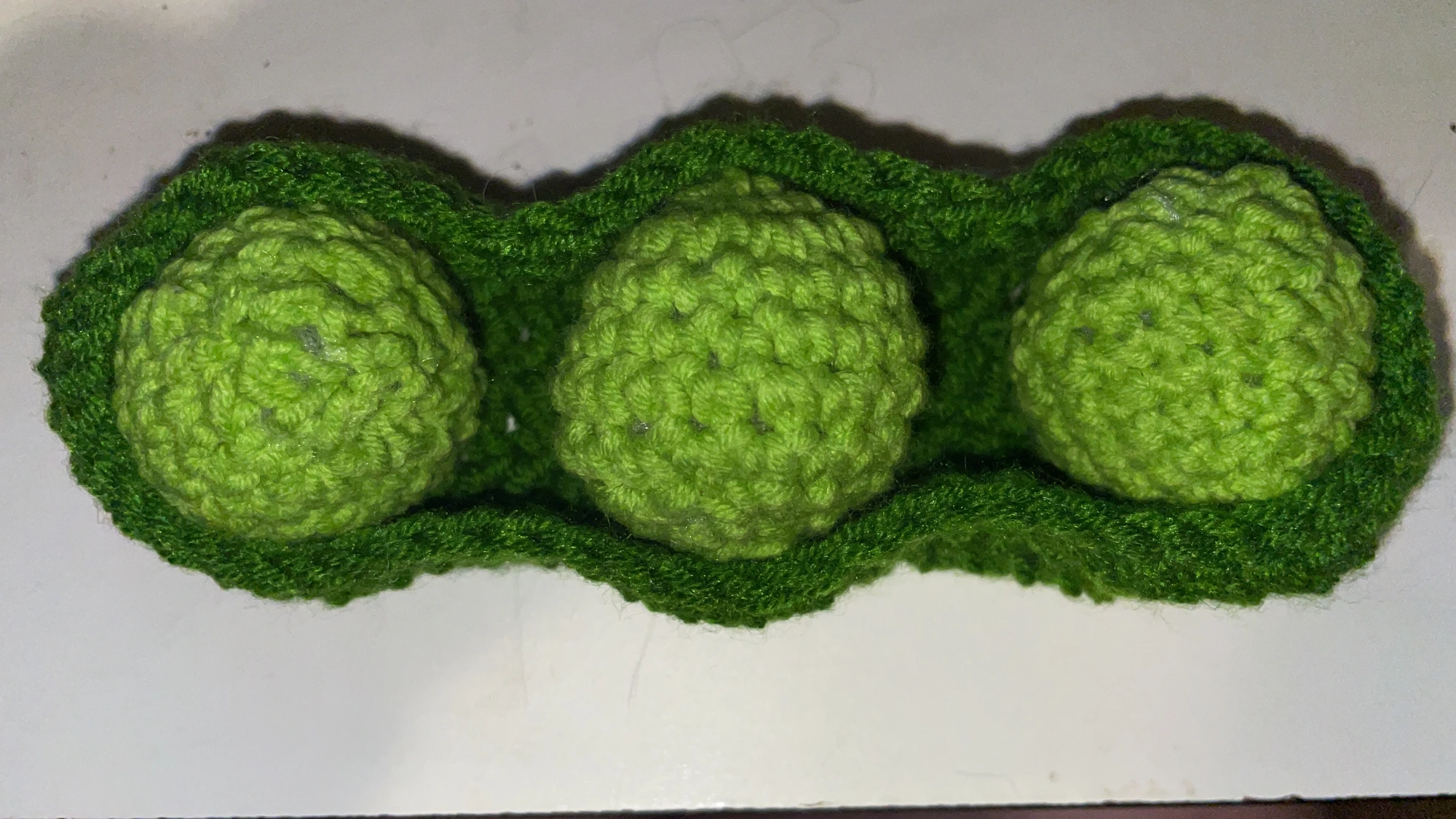 Crochet pea pod with three little green peas, made by Els